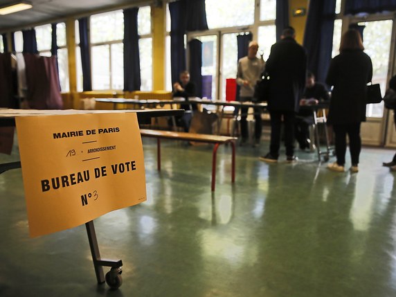 Les Français sont appelés aux urnes, comme ici à Paris, pour choisir entre onze candidats, dont quatre se situent dans un mouchoir de poche, dans une élection aussi imprévisible que cruciale pour l'avenir de l'Union européenne. © KEYSTONE/EPA/ETIENNE LAURENT