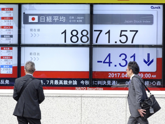 Le Nikkei a terminé mercredi dans le vert pour la 4e séance consécutive. © KEYSTONE/AP/EUGENE HOSHIKO