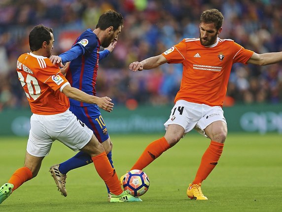 Messi face à deux adversaires © KEYSTONE/EPA EFE/ALEJANDRO GARCIA