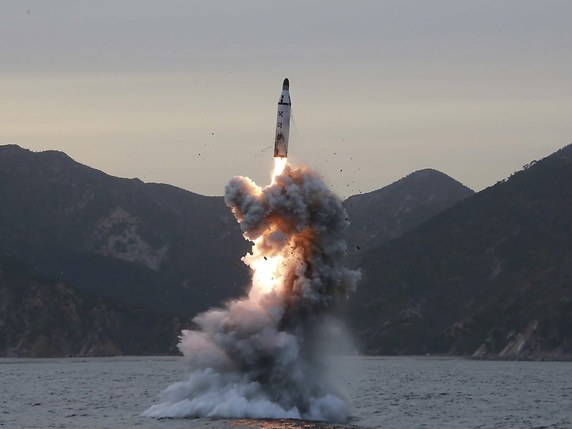 Selon des sources militaires sud-coréennes, le missile nord-coréen a explosé quelques secondes à peine après son lancement samedi matin heure locale (archives). © KEYSTONE/EPA KCNA
