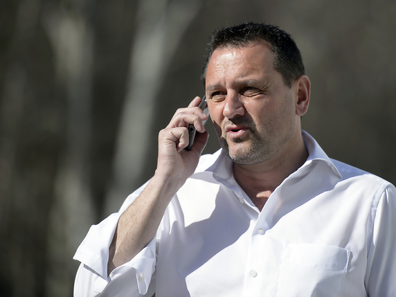 Jean-Marie Bornet, l'ancien porte-parole de la police valaisanne, demande la récusation in corpore du Tribunal cantonal valaisan. Il fait aussi recours contre la décision du Conseil d'Etat de le licencier. © KEYSTONE/OLIVIER MAIRE