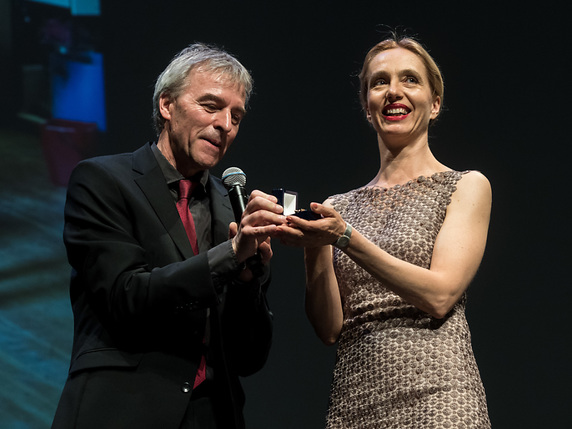 Ursina Lardi reçoit l'Anneau Reinhardt des mains d'Andreas Haerter, coprésident de la Société suisse du théâtre. © KEYSTONE/TI-PRESS/GABRIELE PUTZU
