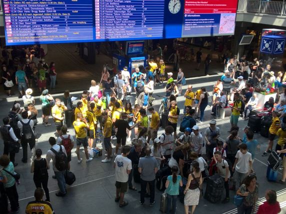 Les voyageurs en gare de Berne qui comptaient sur les trains pour profiter de leur dimanche ensoleillé ont dû prendre leur mal en patience. © Gérald Hammel, ats