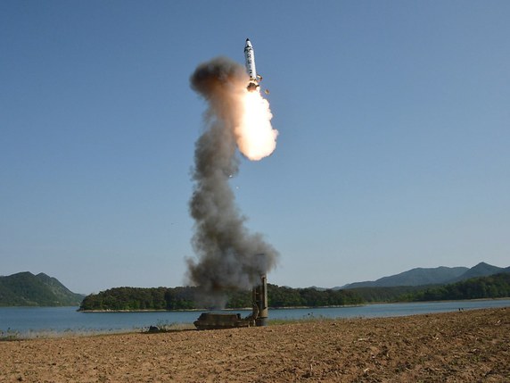 Pyongyang a mené deux tests nucléaires l'année dernière et a accéléré son programme de tirs de missiles malgré les sanctions économiques importantes imposées par les Nations unies (archives). © KEYSTONE/EPA KCNA