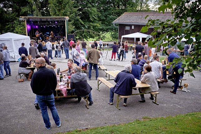 Située dans une clairière, la scène du festival a accueilli plusieurs  artistes fribourgeois tout au long du week-end.  © Charles Ellena