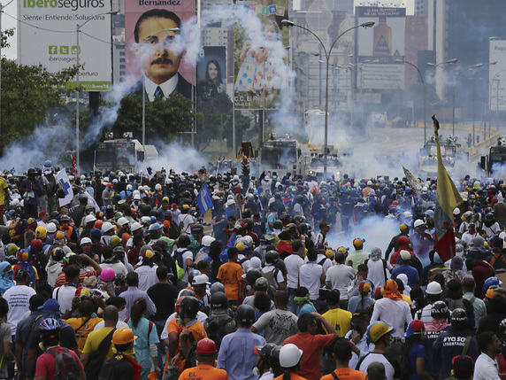Comme à chacun de ses rassemblements, le cortège de l'opposition vénézuélienne a été bloqué par des militaires et policiers. Les forces de l'ordre ont repoussé les manifestants avec des grenades lacrymogènes et des canons à eau tirés depuis des véhicules anti-émeutes. © KEYSTONE/AP/FERNANDO LLANO