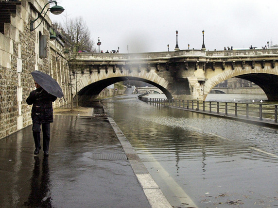Un homme a sauté du Pont Neuf à Paris (archives). © Keystone/AP/JACQUES BRINON