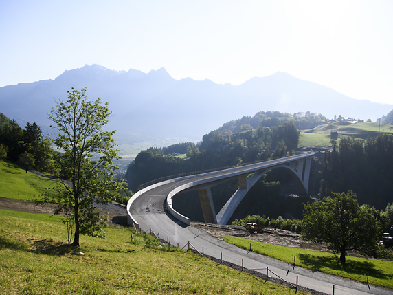 Le pont Tamina, qui permet de relier les communes st-galloises de Valens et Pfäfers, est le plus long pont en arc de Suisse. Il est ouvert au trafic depuis jeudi (archives). © KEYSTONE/GIAN EHRENZELLER