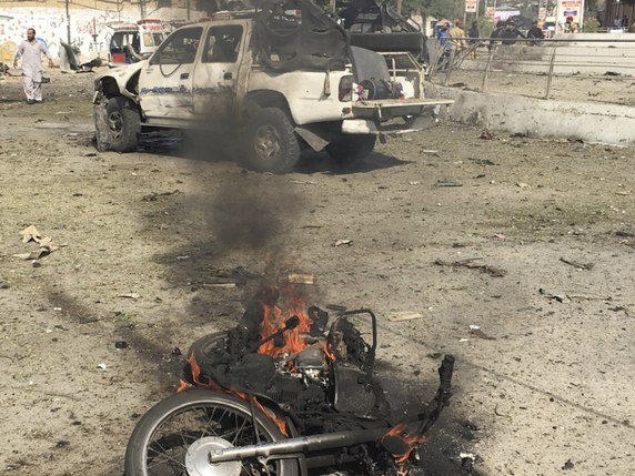 L'explosion a visé un pick-up de la police devant les bureaux de l'Inspecteur général à Quetta. © KEYSTONE/EPA/FAYYAZ AHMAD