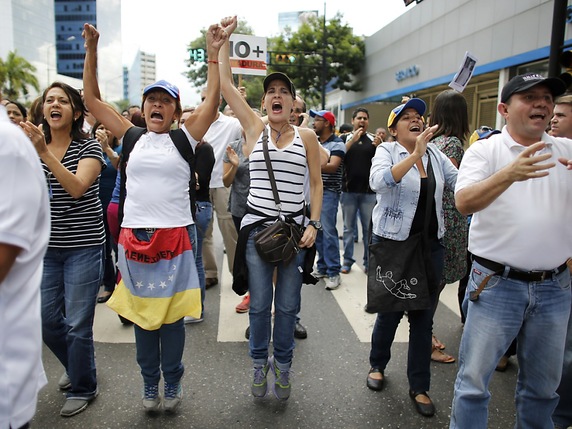 "Pas un de plus", "Non à la dictature", "Non à la répression": sous ces banderoles accusatrices, dans un quartier de l'est de Caracas, les manifestants hurlaient leur colère contre le président vénézuélien Nicolas Maduro, "un lâche, assassin d'étudiants". © KEYSTONE/AP/ARIANA CUBILLOS