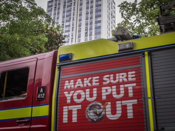 Vingt-sept tours d'habitation britanniques ont été jugées non conformes aux normes anti-incendie à l'issue des contrôles effectués. Cinq d'entre elles ont été évacuées dans l'urgence. © KEYSTONE/EPA/PETE MACLAINE