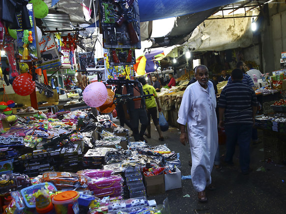 Les habitants de Gaza font leurs courses pour préparer l'Eid al-Fitr. © KEYSTONE/AP/ADEL HANA