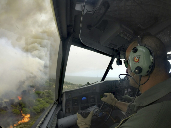 Les avions anti-incendie sont en première ligne pour tenter de maîtriser l'incendie qui ravage un parc naturel au sud de l'Espagne. © KEYSTONE/AP Spanish Airforce