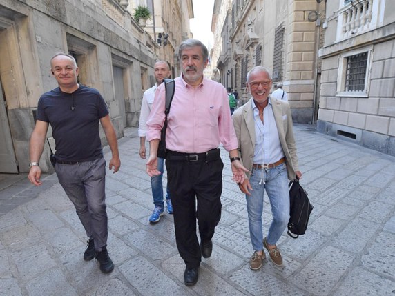 Le candidat du centre-droit Mario Bucci (au centre) a été élu maire de Gênes, un bastion historique de la gauche. © KEYSTONE/EPA ANSA/LUCA ZENNARO