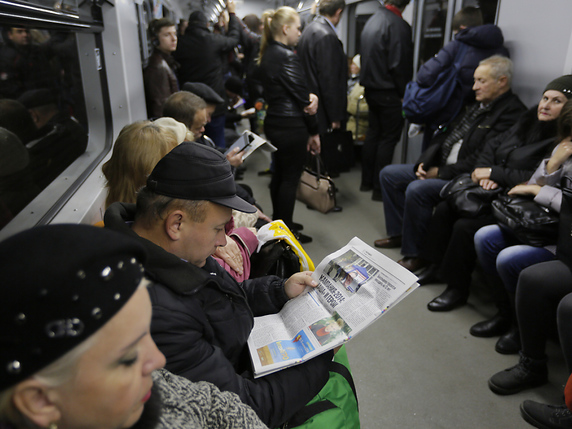 A cause d'une cyberattaque en Ukraine, les passagers du métro de Kiev ne pouvaient pas payer par carte bancaire (image symbolique). © KEYSTONE/AP/SERGEI CHUZAVKOV