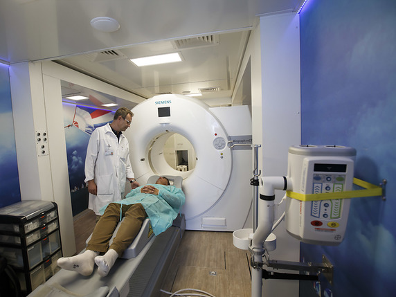 Dans la remorque blindée se trouve le scanner PET-CT mais également une salle d'attente et d'injection, une salle de commande et des toilettes. L'unité se déplace sur le site d'hôpitaux qui ne disposent pas de cette technologie. © KEYSTONE/SALVATORE DI NOLFI