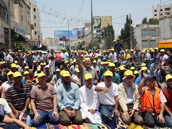 Palestiniens priant dans la rue vendredi à Ramallah (Cisjordanie occupée), en protestation contre les mesures prises par Israël à l'Esplanade des Mosquées. © KEYSTONE/EPA/ALAA BADARNEH