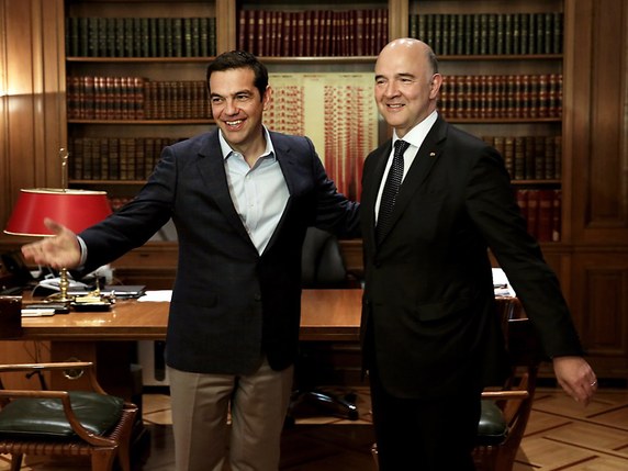 Le retour de la Grèce sur les marchés est un "moment charnière", a affirmé le commissaire européen Pierre Moscovici (à droite) à l'issue d'une rencontre avec le premier ministre Alexis Tsipras (à gauche). © KEYSTONE/EPA ANA-MPA/SIMELA PANTZARTZI
