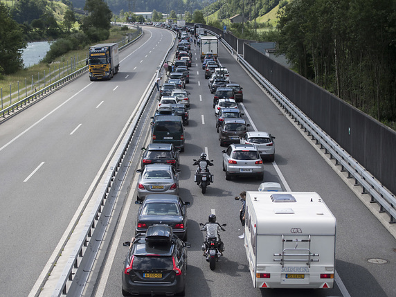 Des bouchons au Gothard, les vacanciers de retour doivent s'armer de patience (archives). © KEYSTONE/URS FLUEELER