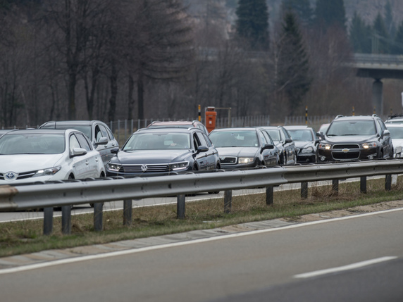 Des bouchons au Gothard: toute la journée, les vacanciers sur le chemin de retour ont dû s'armer de patience (image symbolique). © Keystone/KEYSTONE/TI-PRESS/PABLO GIANINAZZI