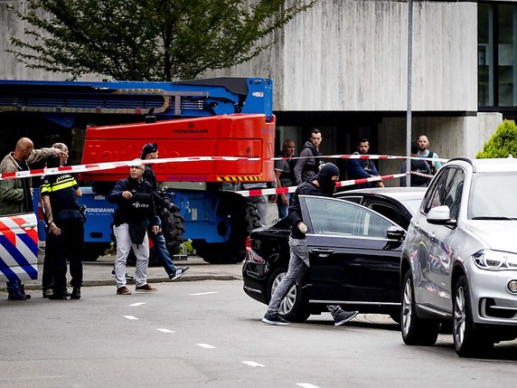 Un homme a été arrêté après avoir retenu une femme en otage pour des raisons encore inconnues dans un bâtiment de la radio-télévision publique néerlandaise à Hilversum. © KEYSTONE/EPA ANP/REMKO DE WAAL