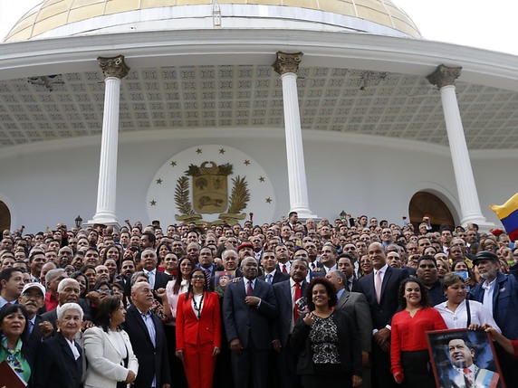 Les 545 membres de l'assemblées constituante vénézuélienne ont voté pour s'arroger les pouvoirs du Parlement contrôlé par l'opposition (archives). © KEYSTONE/AP/ARIANA CUBILLOS