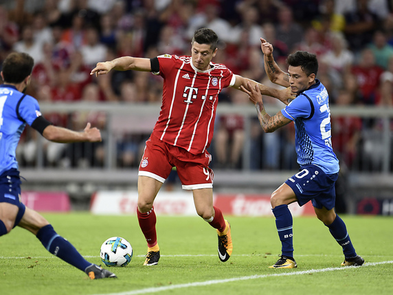 Admir Mehmedi fait face à Robert Lewandowski: les deux hommes ont marqué mais c'est le Polonais du Bayern qui a gagné © KEYSTONE/AP dpa/ANDREAS GEBERT