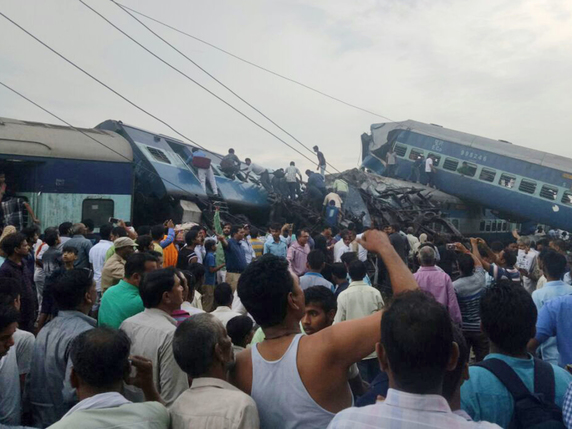 La police du rail et des bénévoles recherchent des survivants. Six wagons ont déraillé en Inde. © KEYSTONE/AP