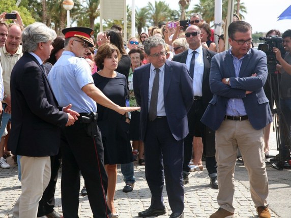 L'attaque de Cambrils (ici une visite sur les lieux de la vice-première ministre espagnole Soraya Saenz de Santamaria) a fait un mort et blessé six autres personnes. © KEYSTONE/EPA EFE/JAUME SELLART