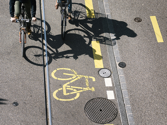PRO VELO et le TCS travailleront de concert pour soutenir les pistes cyclables au Parlement (photo symbolique). © KEYSTONE/CHRISTIAN BEUTLER