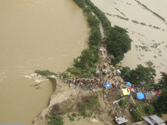 Ces pluies de la mousson balayent l'Asie du Sud durant quatre mois. Des millions de personnes ont été déplacées. © KEYSTONE/AP National Disaster Response Force