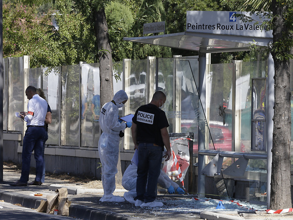 La police examine les lieux. © KEYSTONE/AP/CLAUDE PARIS