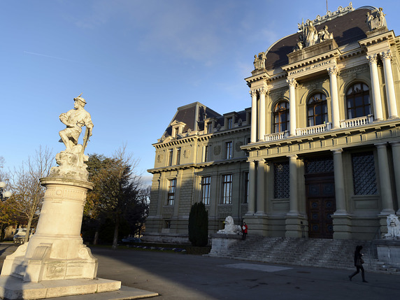 Les deux automobilistes bagarreurs comparaissent devant le Tribunal d'arrondissement de Lausanne. © KEYSTONE/LAURENT GILLIERON