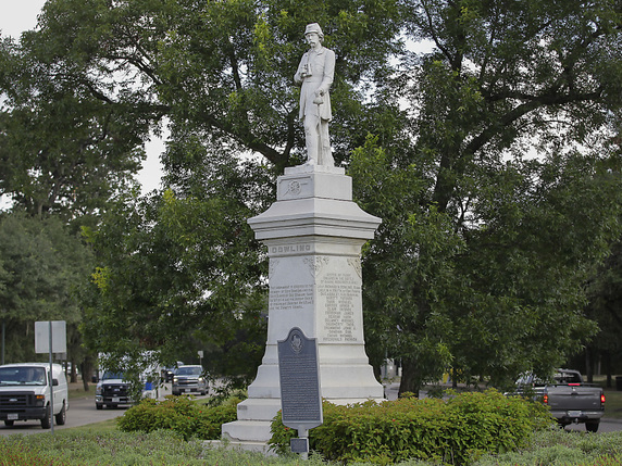 Le monument confédéré visé à Houston représente l'officier Richard Dowling. © KEYSTONE/AP Houston Chronicle/STEVE GONZALES