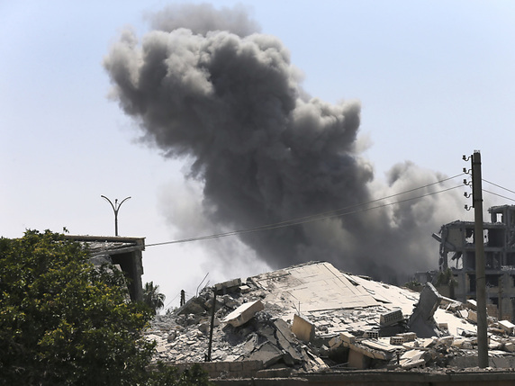 L'ONU estime qu'il y a jusqu'à 25'000 civils pris au piège des violences qui ont occasionné d'importants dégâts dans Raqa. © KEYSTONE/AP/=053011000379=