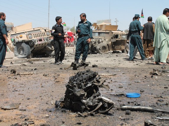 Des membres de la sécurité afghane inspectent les lieux de l'attentat, à Lashkar Gah. © KEYSTONE/EPA/STRINGER