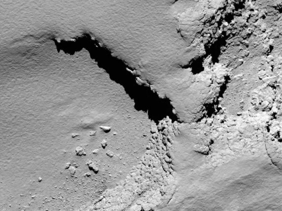 Cette image de la surface de la comète Tchouri a été prise par la caméra OSIRIS, développée avec l'Université de Berne, à 5,8 km d'altitude, peu avant le crash planifié de la sonde Rosetta le 30 septembre 2016. © KEYSTONE/EPA ESA/ESA/ROSETTA/MPS FOR OSIRIS / HANDOUT