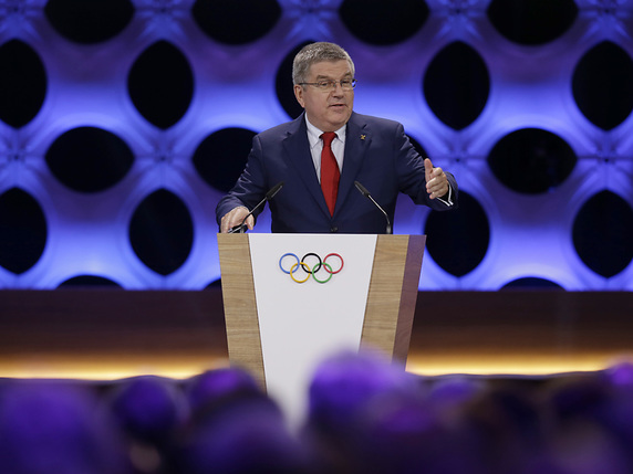 Thomas Bach a procédé au vote à mains levées. © KEYSTONE/AP/MARTIN MEJIA