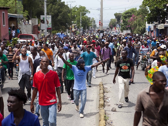 Quelques centaines d'opposants ont à nouveau défilé mercredi après-midi dans la capitale haïtienne, sans qu'aucun incident n'ait été cette fois enregistré. © KEYSTONE/AP/DIEU NALIO CHERY