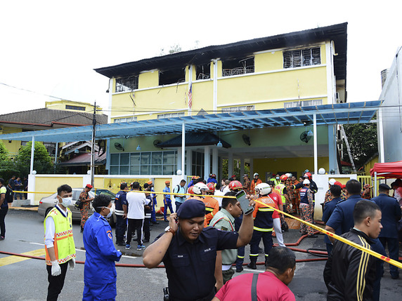 Le feu s'est déclaré peu avant l'aube à l'école Tahfiz Darul Quran Ittifaqiyah, un établissement de deux étages situé dans le quartier de Datuk Keramat. © KEYSTONE/AP