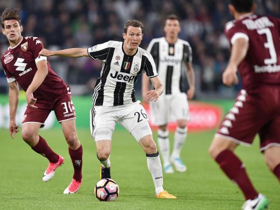 Stephan Lichtsteiner (au centre los d'un derby contre le Torino): une mise à l'écart qui ne passe pas. © KEYSTONE/AP ANSA/ALESSANDRO DI MARCO