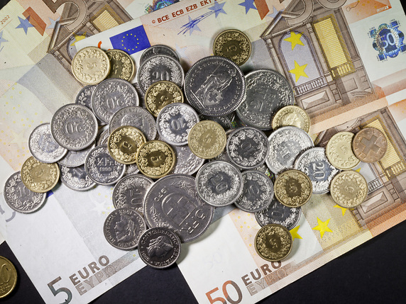 Le mouvement d'affaiblissement du franc contre l'euro prend de l'ampleur ces derniers jours (archives). © KEYSTONE/GAETAN BALLY