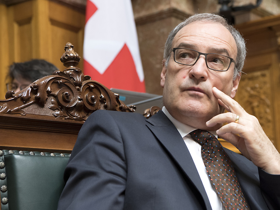 Guy Parmelin doit faire marche arrière. Le médecin en chef de l'armée Andreas Stettbacher est blanchi et réintégrera ses fonctions le 1er octobre (archives). © KEYSTONE/ANTHONY ANEX