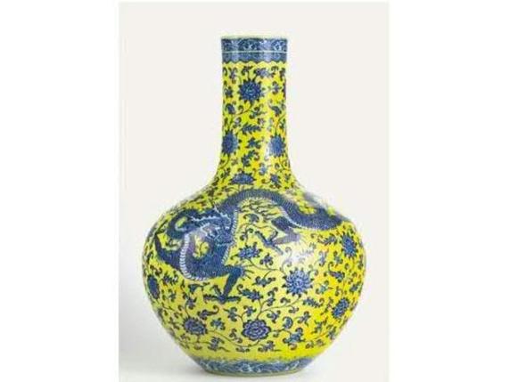 Le vase, d'une hauteur de 60 cm et représentant 3 dragons bleus sur fond jaune, était présenté dans le catalogue comme étant du début du 20e siècle et portant la marque Qianlong apocryphe. © Keystone