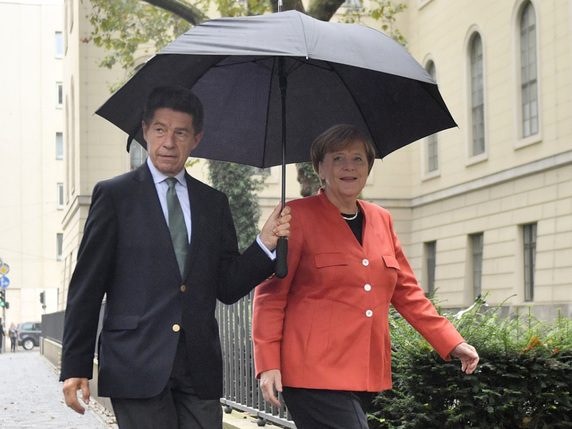 Angela Merkel et son époux Joachim Sauer se sont rendus à pied au bureau de vote à Berlin. © KEYSTONE/AP/MARTIN MEISSNER