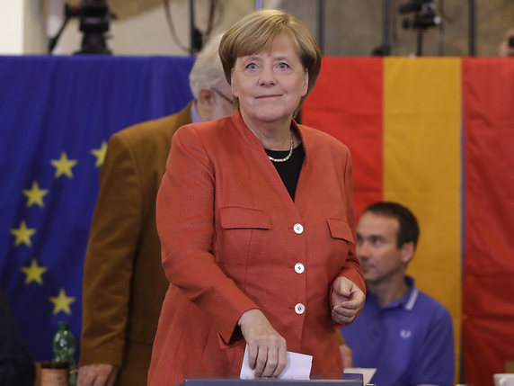 Angela Merkel apparaît comme garante d'une certaine stabilité. © KEYSTONE/AP/MATTHIAS SCHRADER