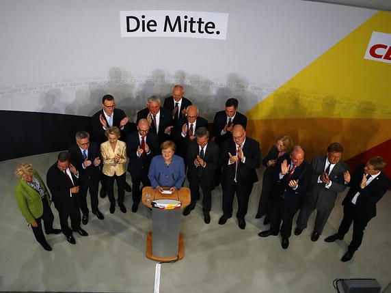 Angela Merkel espère pouvoir constituer un gouvernement stable avant Noël. © KEYSTONE/AP Pool Reuters/PAWEL KOPCZYNSKI
