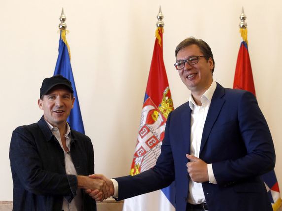 Ralph Fiennes (à gauche) a reçu son passeport serbe des mains du président serbe Aleksandar Vucic. © KEYSTONE/AP/DARKO VOJINOVIC