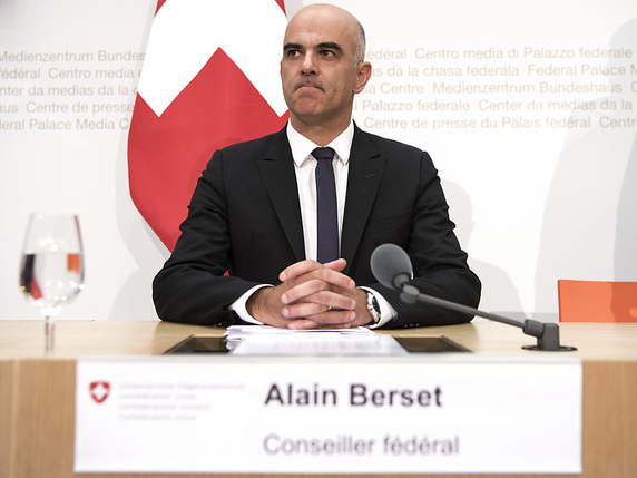 Pour la presse suisse, le conseiller fédéral Alain Berset doit mettre rapidement l'ouvrage sur le métier. © KEYSTONE/PETER SCHNEIDER
