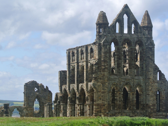 Les ruines de l'abbaye de Whitby (nord) ont inspiré l'écrivain Bram Stoker, le père de Dracula. Elles sont traversées de courants d'air froids et de tapes sur l'épaule inexpliquées. © Wikipedia